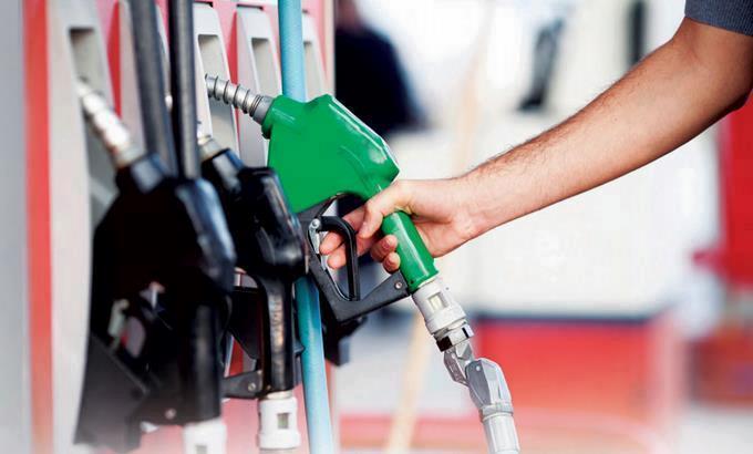 Gobierno mantiene congelados los principales combustibles, otros bajan