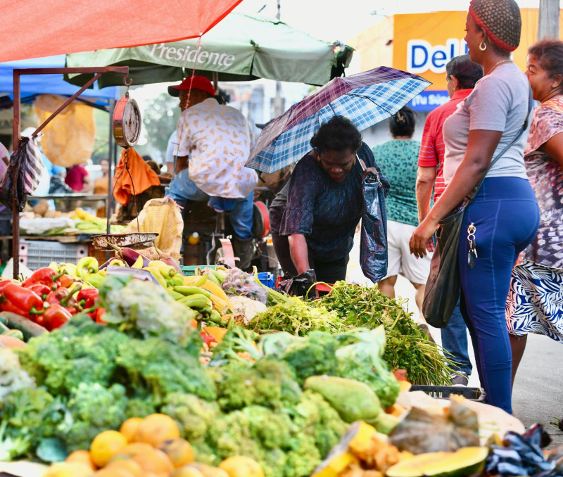 Inflación interanual se mantiene encima del rango meta en 5.35%