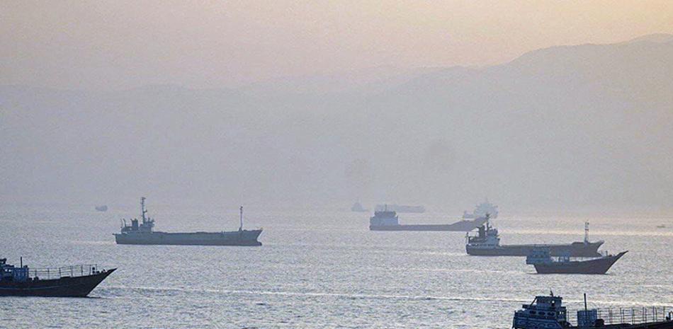 EEUU dejó pasar a al menos 12 buques en el estrecho de Ormuz tras acuerdo con Irán
