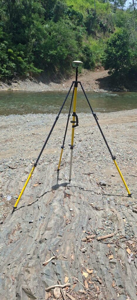 Realizan levantamiento topográfico para la construcción del puente sobre el río Artibonito en Guayajayuco