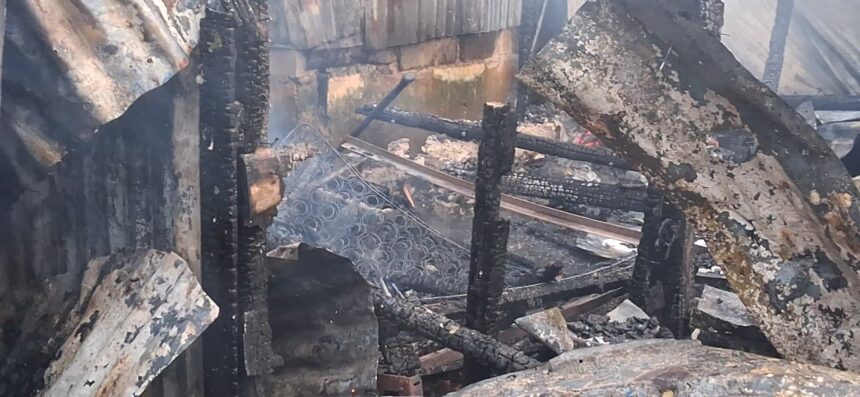 Cortocircuito reduce vivienda a cenizas en Monte Plata; familia pierde todas sus pertenencias