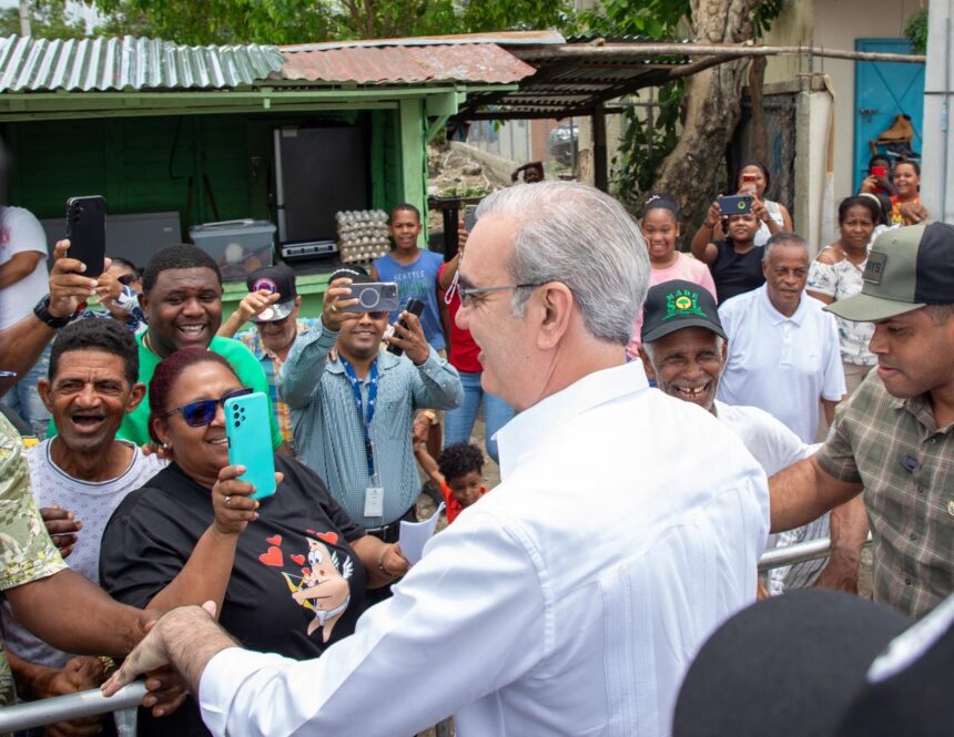 Abinader inaugurará este sábado en la provincia de Monte Plata dos carreteras y un techado escolar