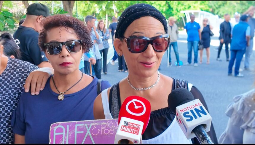 Fanáticos de Alex Bueno abarrotan el Teatro Nacional para despedir al artista