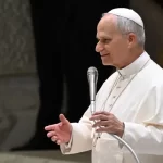 Papa León XIV: “Un médico no debería decidir sobre la vida de un embrión ni de un anciano”