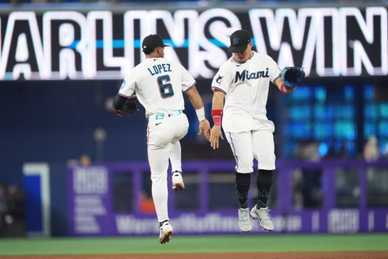 Conine, con jonrón como emergente, encamina a Marlins a victoria sobre los Filis