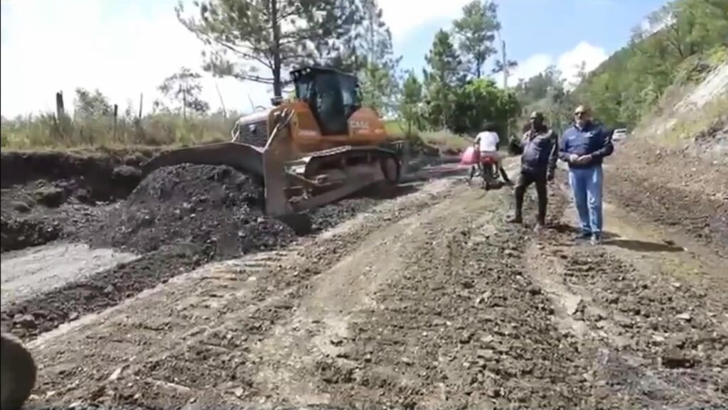 Rehabilitan carreteras para conectar comunidades fronterizas sin usar la vía internacional