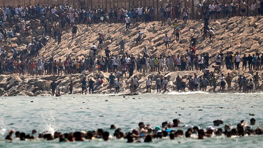 Gobierno español asegura que han vuelto 70.000 de las 72.000 personas que llegaron a Ceuta