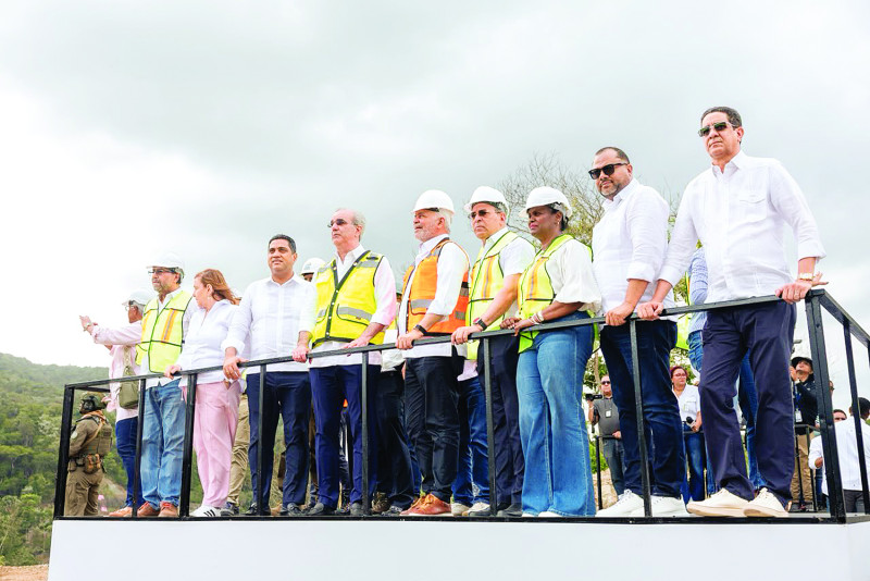 Presidente Abinader supervisa obras en el Cibao