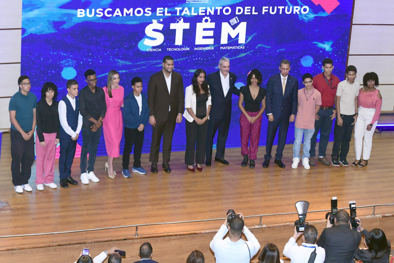 Gobierno premia a 170 estudiantes por méritos en ciencias y tecnologías