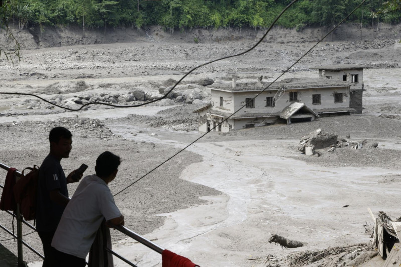 Al menos 16 muertos y 400 sin contacto en Nepal tras una riada en la frontera con China