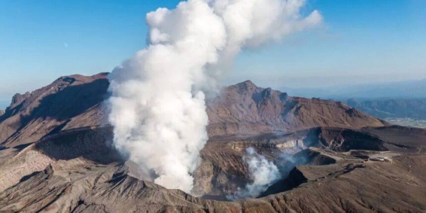 Japón eleva la alerta alrededor del volcán Aso tras incremento de temblores