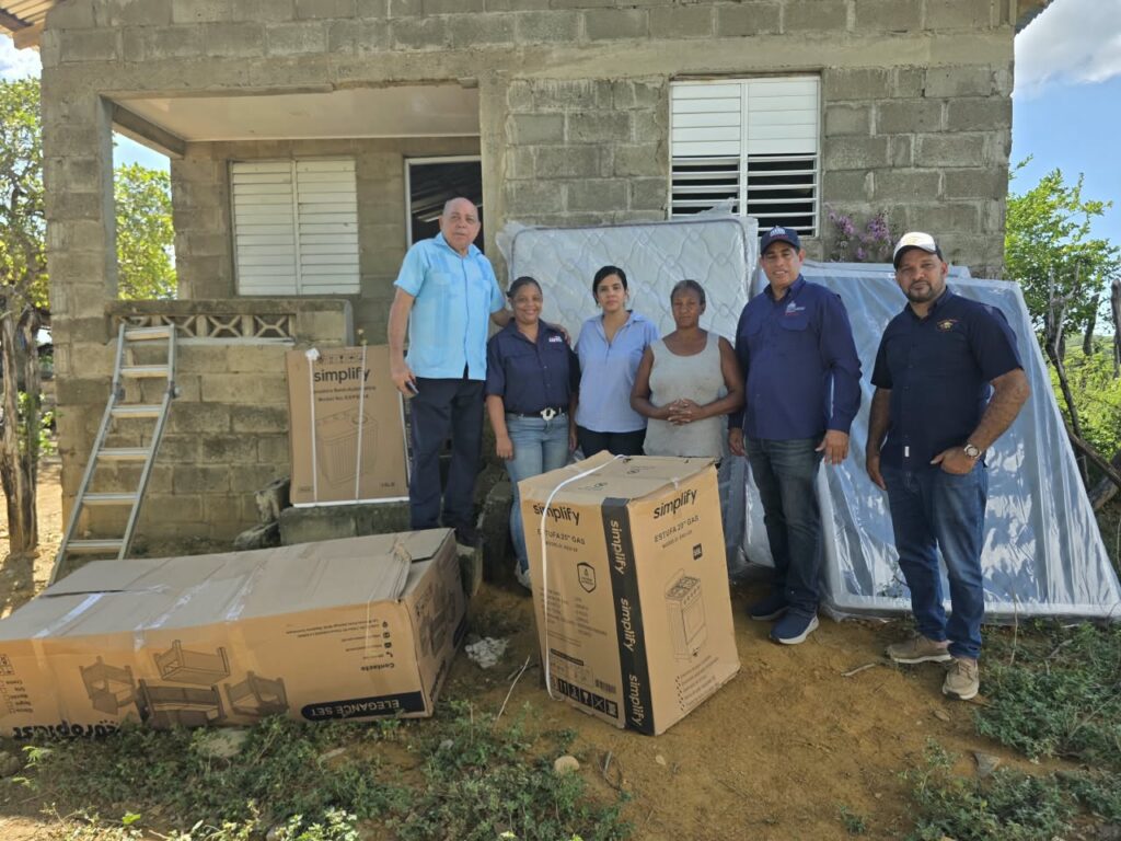 Gobierno entrega electrodomésticos y enseres a familias afectadas por fuertes vientos en Dajabón