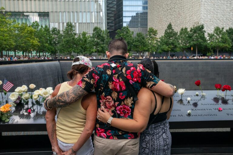 Familiares, expresidentes y autoridades estadounidenses participaron en los actos conmemorativos por los 25 años de los atentados del 11 de septiembre de 2001, en homenaje a las miles de víctimas.