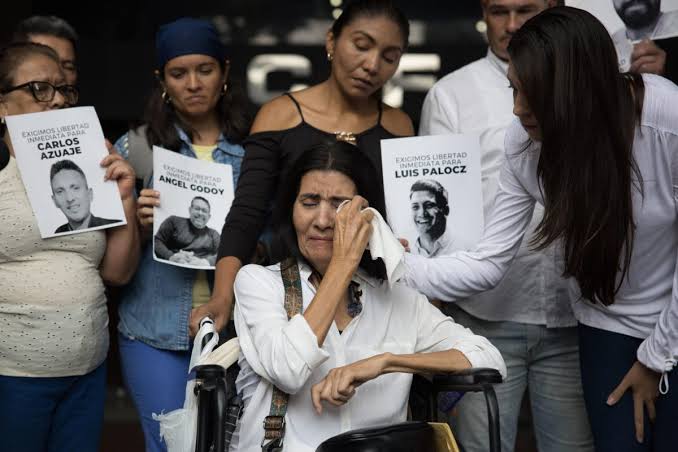 Familiares de detenidos políticos llevan reclamo hasta la sede presidencial venezolana