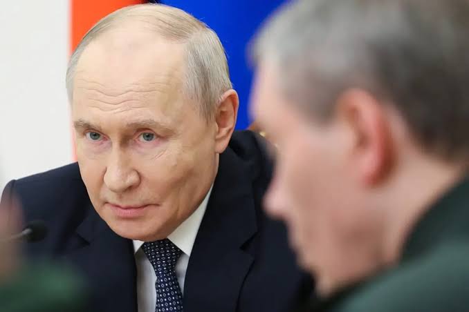 Putin eleva la tensión y advierte sobre eventual presencia militar europea en Ucrania