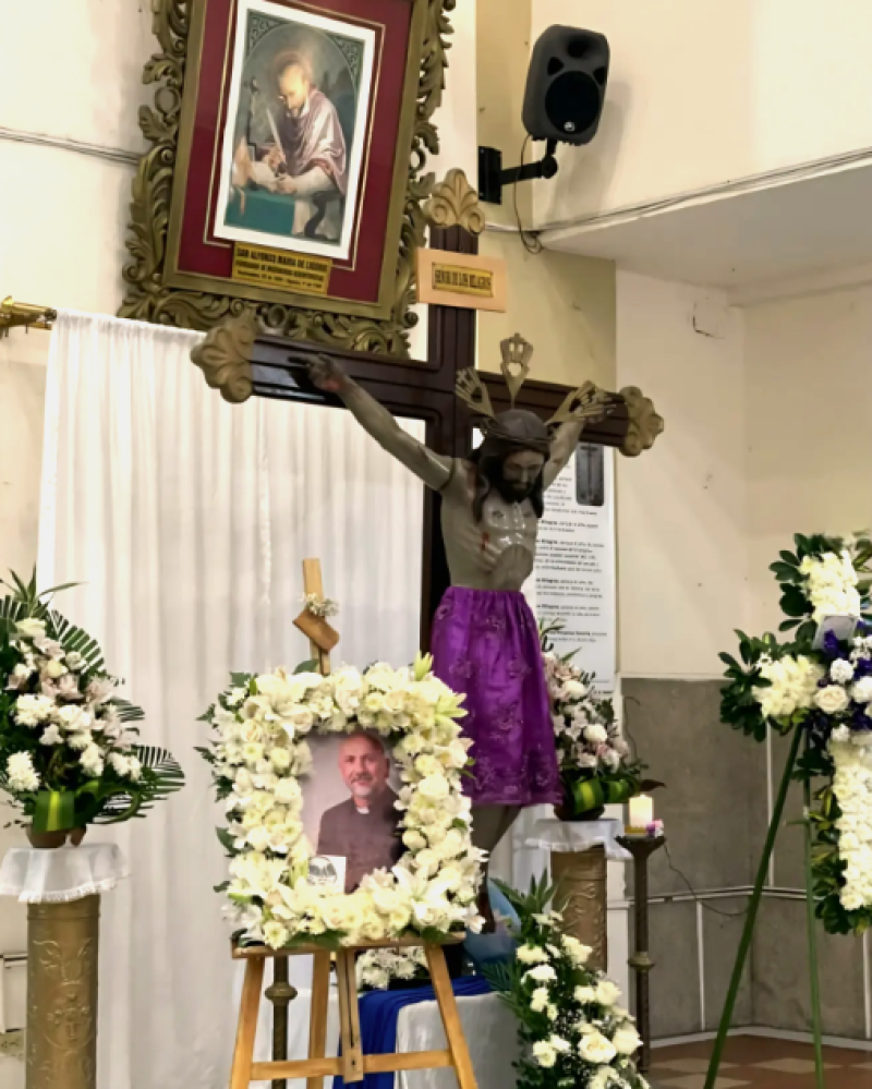 Iglesia ecuatoriana da último adiós a secerdote que murió al caerle una cruz en Guayaquil