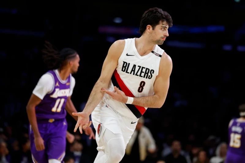 Morant y Lillard guían a Blazers a seguir invictos pese a 41 puntos de Doncic