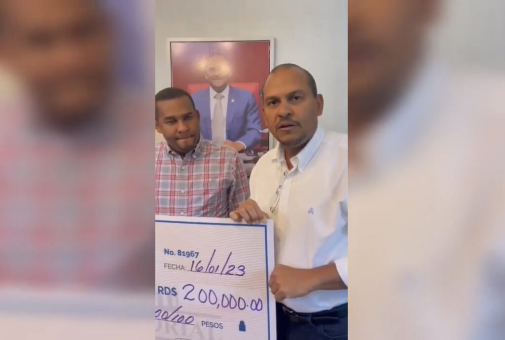 Senador por Dajabón hace un aporte para celebración patronales  Loma de Cabrera