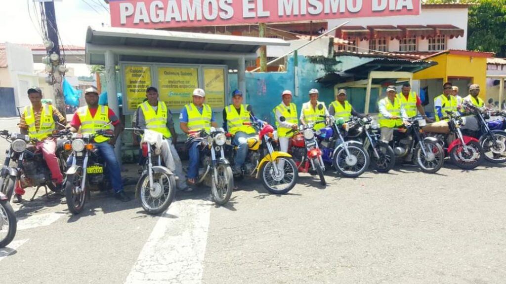 Tony Bengoa entrega chalecos distintivos a motoconchos en Loma de Cabrera