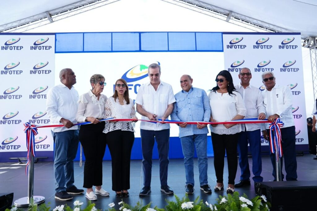 Presidente inaugura en Centro de INFOTEP en zona Oeste de Puerto Plata