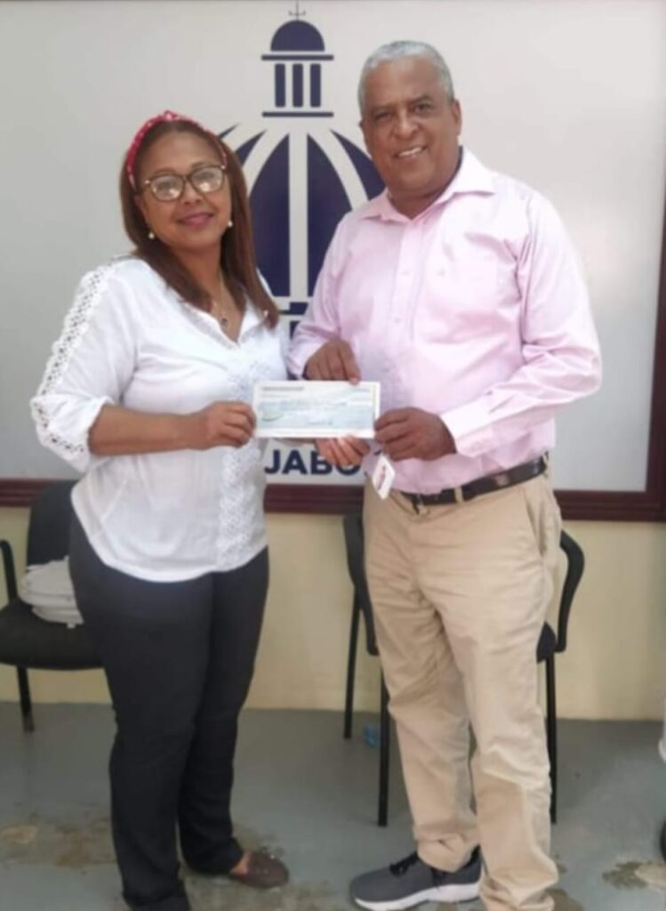 Gobernación de Dajabón entrega aporte completa reparación de bomba acueducto Sabana Larga