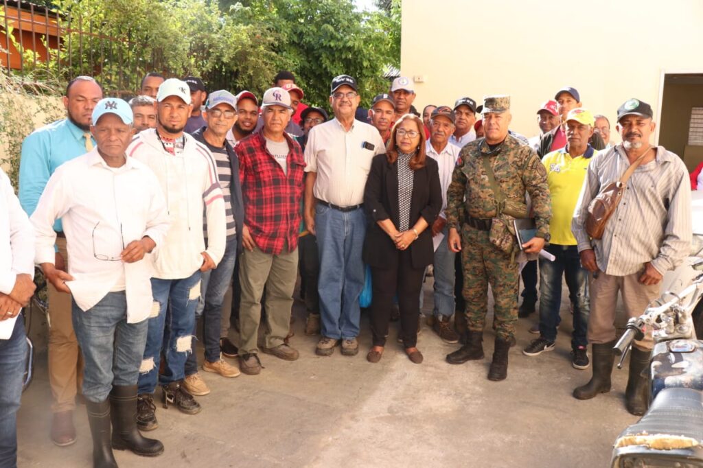 Video: Entregan carnets a productores agropecuarios para uso de obreros haitianos en la frontera
