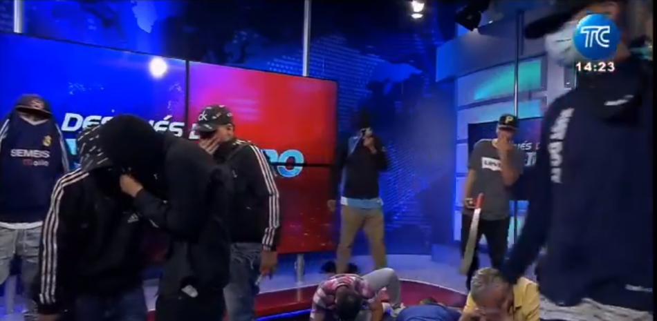 Encapuchados armados toman canal de televisión en Ecuador en una transmisión en vivo