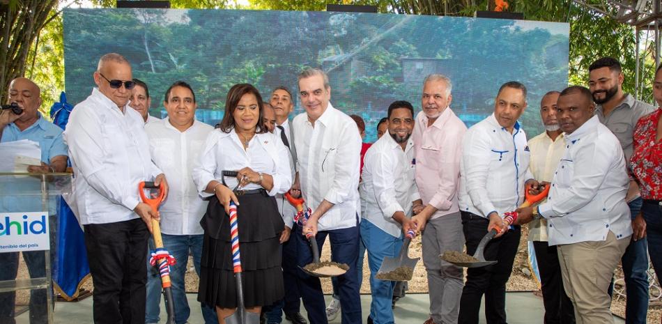 Presidente Abinader inaugura 7 obras en Monseñor Nouel y La Vega