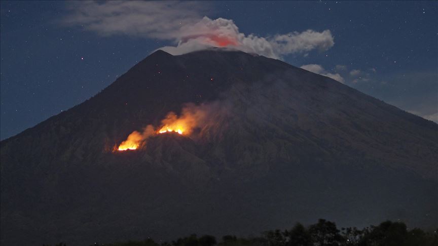Al menos 1.500 evacuados por la erupción de un volcán al este de Indonesia