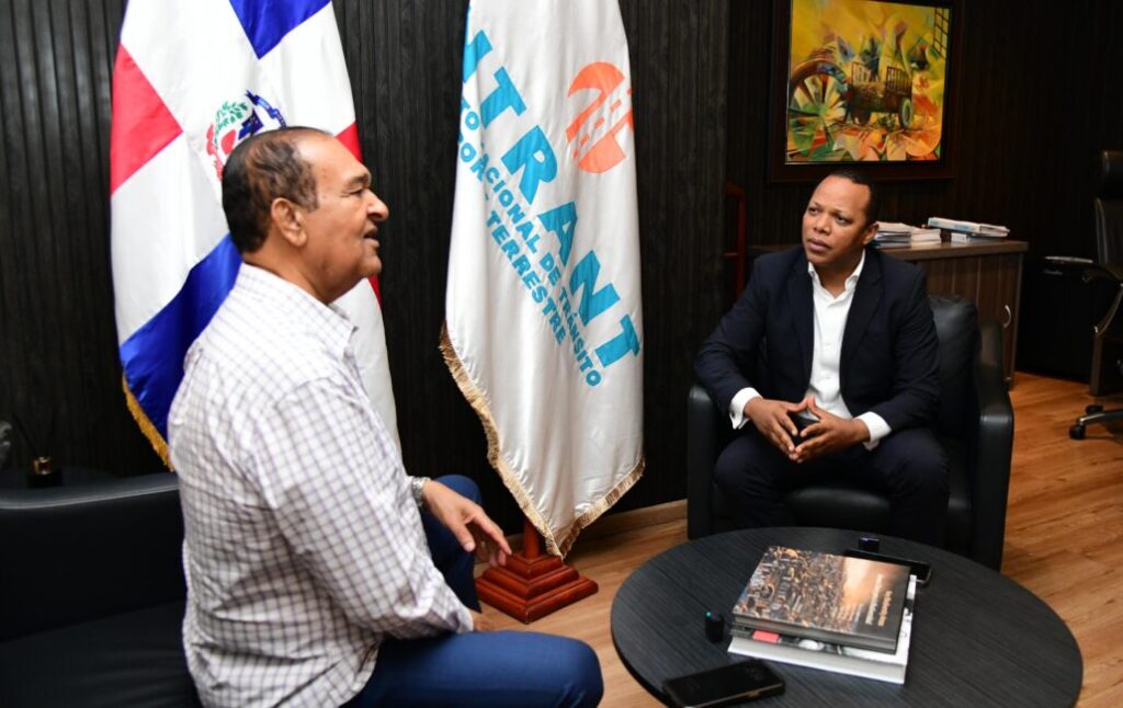 No habrá aumento del pasaje; INTRANT acuerda solución con lideres transportistas