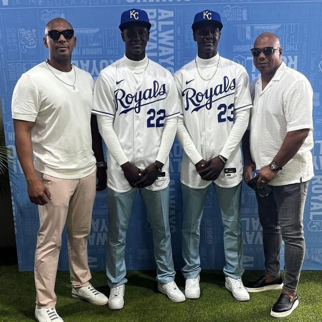 Hermanos gemelos dominicanos firman con equipo de MLB