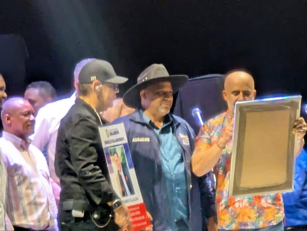 Santiago Riverón reconoce a Fernando Villalona y propone nombrar calle en su honor