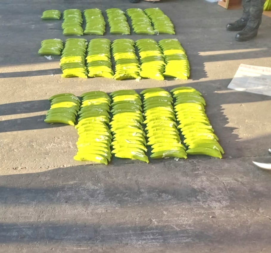 Incautan bananos de cerámica en Manzanillo que se presume contienen cocaina