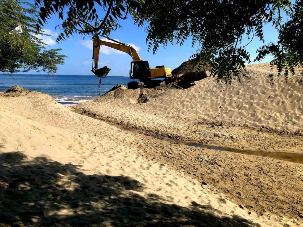 Ayuntamiento de Pepillo Salcedo y el INDRHI realizan limpieza en playa Los Coquitos