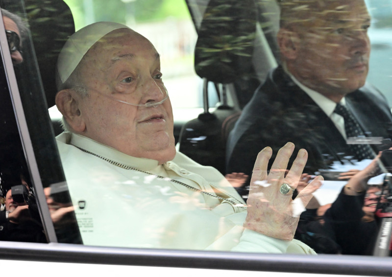 El Papa Francisco reaparece tras 38 días hospitalizado y saluda a los fieles desde el Gemelli