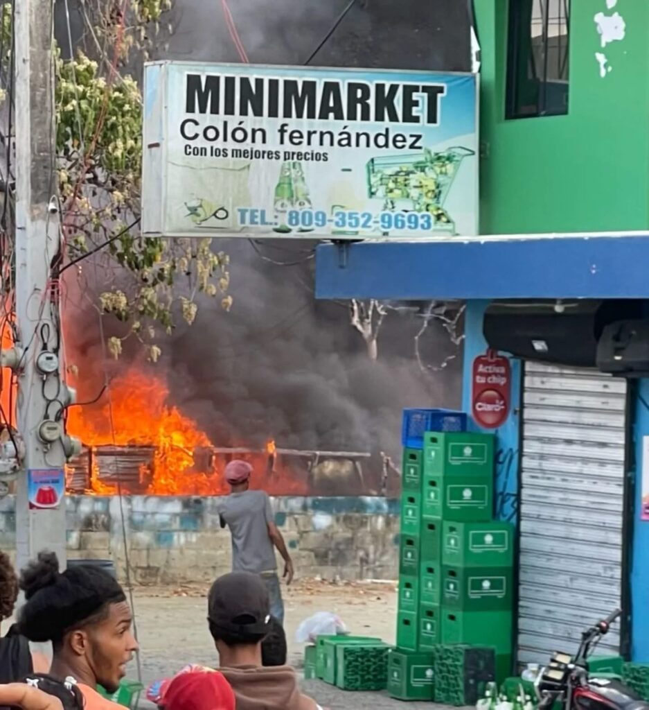 Voraz incendio destruye por completo establecimiento comercial en El Pino