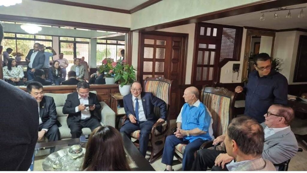 Senador de Montecristi se reúne Inversionistas Chinos en residencia de Hipólito Mejía