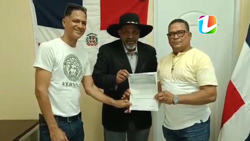 Alcaldía de Dajabón entrega fondos a organizadores del Carnaval Regional de la Frontera 2025