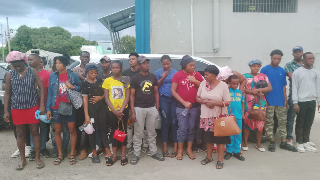 Migración apresa a 36 nacionales haitianos escondidos en dos jeeps en Dajabón