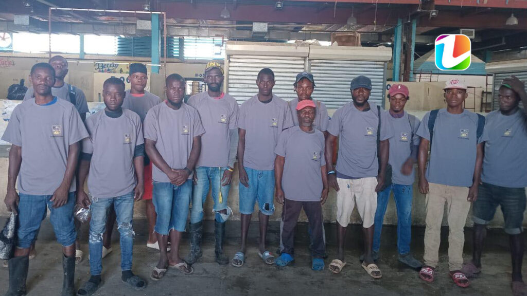 Empresa de Dajabón dona uniformes a personal de saneamiento del Mercado Fronterizo