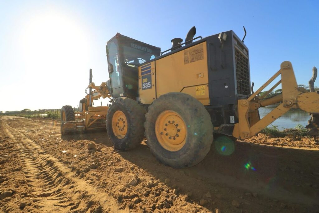Agricultura continúa trabajando en la reconstrución de caminos interparcelarios en Montecristi