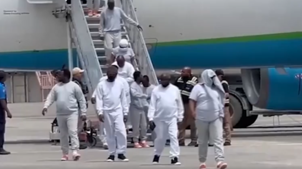 Avión con decenas de deportados haitianos desde EE.UU. llega a Cabo Haitiano