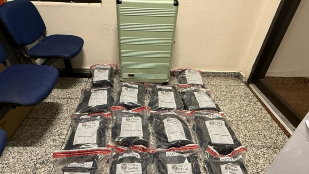 Autoridades incautan 53 paquetes de marihuana camuflados en dos maletas