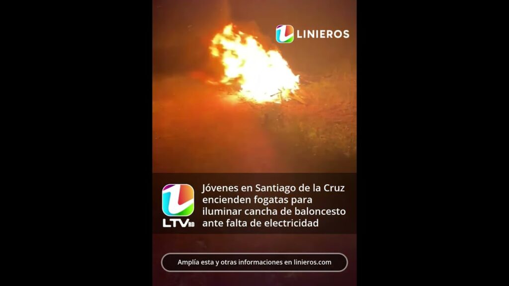 Jóvenes en Santiago de la Cruz encienden fogatas para iluminar cancha de baloncesto ante falta de electricidad