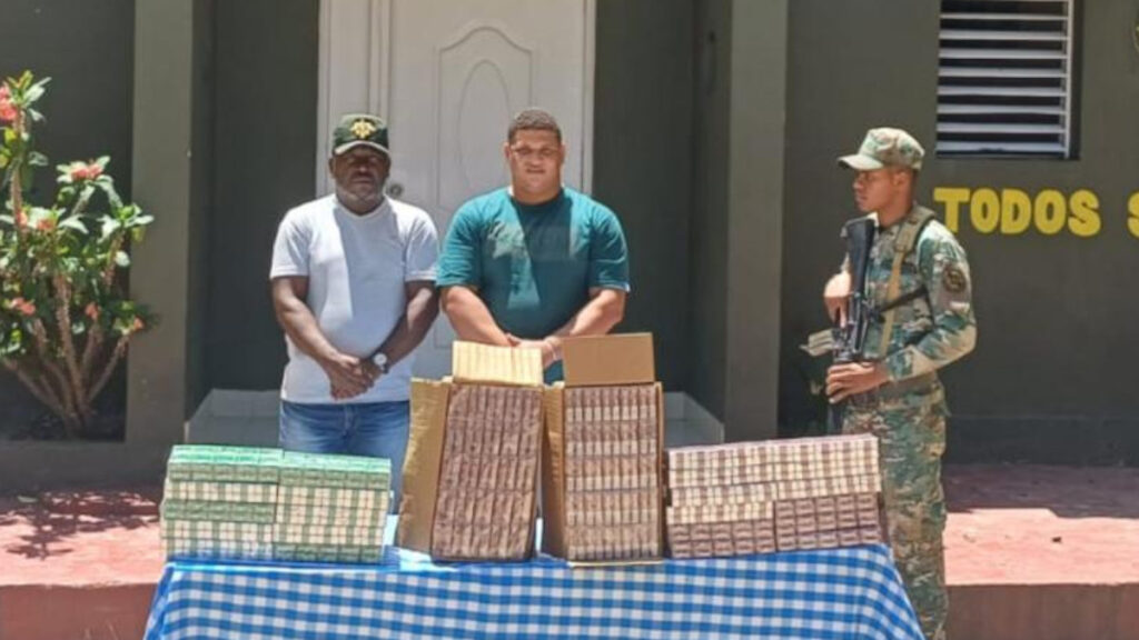 Migración cancela inspector de control migratorio arrestado por contrabando de cigarillos