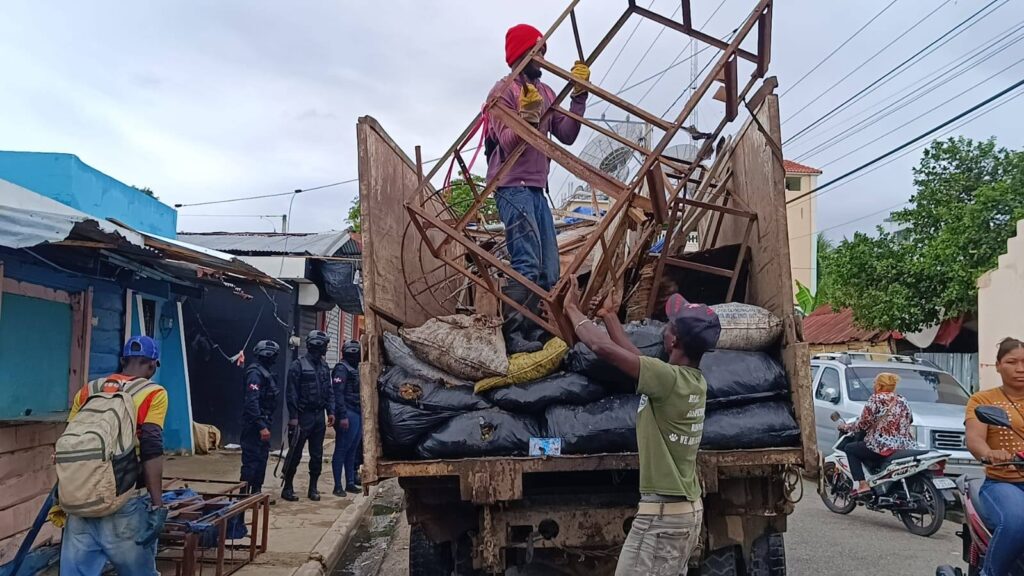 Alcaldía de Dajabón desaloja a vendedores haitianos de la calle Capotillo y otras áreas circundantes