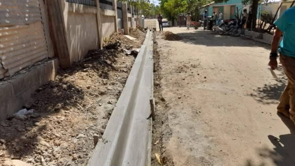 Avanzan los trabajos de construcción de contenes en el sector El Abanico de Dajabón