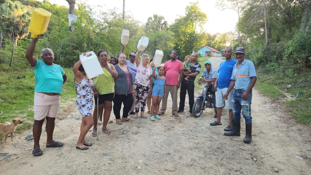 Residentes en La Piña de Partido denuncian falta de agua y deterioro de calles
