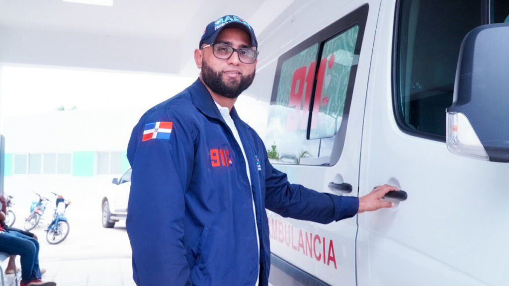 9-1-1 entrega segunda ambulancia al Hospital Ramón Adriano Villalona de Loma de Cabrera