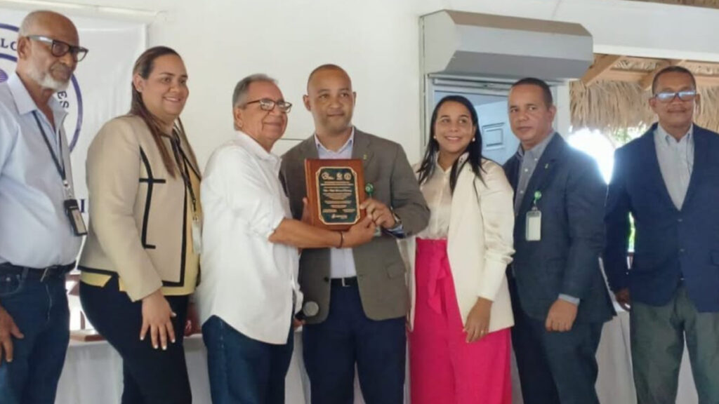 Gremios comunicacionales reconoce miembros por su desempeño